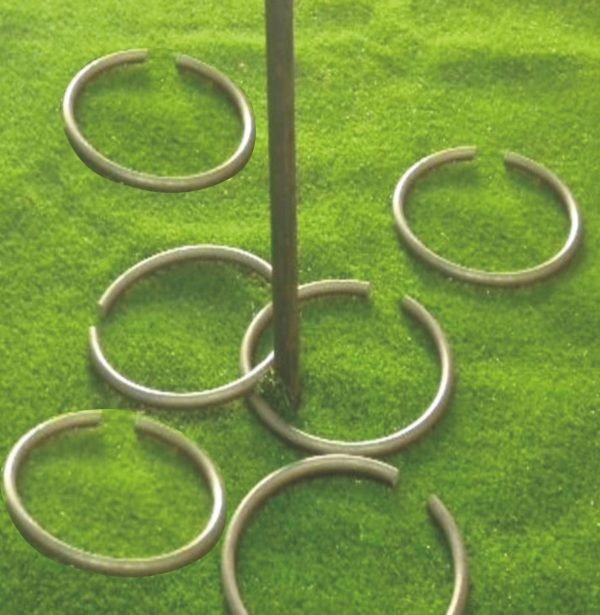 con un mastil y 6 anillas consiste en introducir las maximas posibles
Se trata de introducir el máximo de anillas en un mástil clavado en la tierra